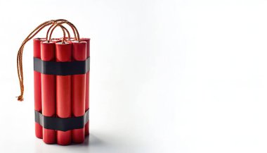 Dinamit, nitrogliserinden yapılmış bir patlayıcıdır, toz kabukları veya kil gibi sorbentler ve uzun kırmızı karton silindirler şeklinde dengeleyiciler. Kopya alanı ile beyaz arkaplanda izole