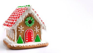 Zencefilli kurabiye evi, kurabiye hamurundan yapılmış bir bina şeklindeki, duvarlar ve çatı gibi uygun bileşenler içinde kesilip pişirilmiş bir şekerleme evidir. Kopya alanı ile beyaz arkaplanda izole