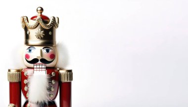 Noel Fındıkkıran metal oyuncak asker dekorasyonu, beyaz arka planda izole edilmiş. Oyuncak, oyuncak, heykelcik, şenlikli dekor. Alman geleneklerine göre, bebekler iyi şans sembolüdür.