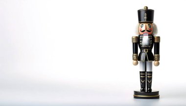 Noel Fındıkkıran metal oyuncak asker dekorasyonu, beyaz arka planda izole edilmiş. Oyuncak, oyuncak, heykelcik, şenlikli dekor. Alman geleneklerine göre, bebekler iyi şans sembolüdür.