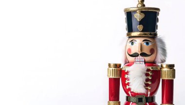 Noel Fındıkkıran metal oyuncak asker dekorasyonu, beyaz arka planda izole edilmiş. Oyuncak, oyuncak, heykelcik, şenlikli dekor. Alman geleneklerine göre, bebekler iyi şans sembolüdür.