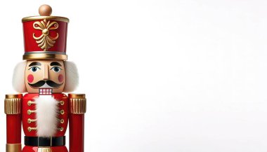 Noel Fındıkkıran metal oyuncak asker dekorasyonu, beyaz arka planda izole edilmiş. Oyuncak, oyuncak, heykelcik, şenlikli dekor. Alman geleneklerine göre, bebekler iyi şans sembolüdür.