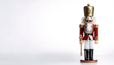 Noel Fındıkkıran metal oyuncak asker dekorasyonu, beyaz arka planda izole edilmiş. Oyuncak, oyuncak, heykelcik, şenlikli dekor. Alman geleneklerine göre, bebekler iyi şans sembolüdür.