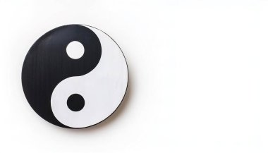 Taijitu genellikle yin ve yang sembollü yuvarlak bir daire olarak gösterilir, siyah bölge yin 'dir, karşı beyaz tarafı yang' dır. Noktalar birbirlerinin birer temsilcisi. İzole edilmiş