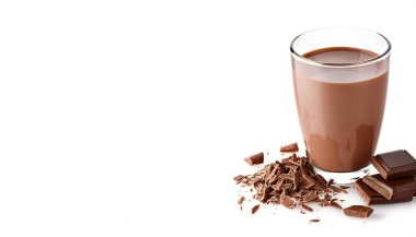 Çikolata aromalı süt sütle kakao tozu karıştırılarak yapılır. Süt ya da bitki bazlı. Çocukluk obezitesiyle bağlantılı yüksek bir şeker içeriği var. Kopya alanı ile beyaz arkaplanda izole