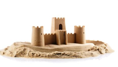 Kumdan kale, kumlar kurumadan önce kovalarla ve aletlerle şekillendirilen ıslak kumu kullanan minyatür bir binayı andıran bir heykeldir. Kopya alanı ile beyaz arkaplanda izole