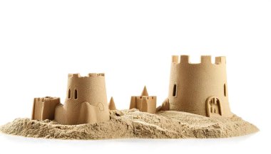 Kumdan kale, kumlar kurumadan önce kovalarla ve aletlerle şekillendirilen ıslak kumu kullanan minyatür bir binayı andıran bir heykeldir. Kopya alanı ile beyaz arkaplanda izole