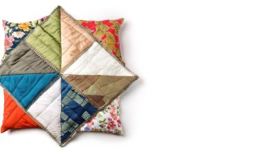 Yastık yamadan ya da parçalı iş, farklı kumaş şekilleriyle inşa edilmiş tekrarlanan desenlere dayanan daha büyük bir dizaynın kumaş parçalarını bir araya getiren bir tür dikiş işidir.