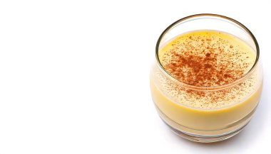 Eggnog Eggnog Eggnog Eggnog veya alkollü içecekler eklendiğinde yumurta sütlü punç geleneksel olarak süt, krema, şeker, yumurta sarısı ve çırpılmış yumurta akından yapılan zengin, soğuk, tatlandırılmış, süt bazlı bir içecektir.
