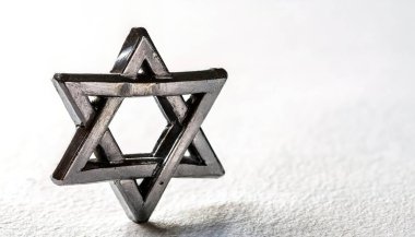 Davut Yıldızı hem Yahudi kimliğinin hem de Yahudiliğin sembolüdür. Şekli altıgen şeklindedir, iki eşkenar üçgenin bileşimi. Kopya alanı ile beyaz arkaplanda izole