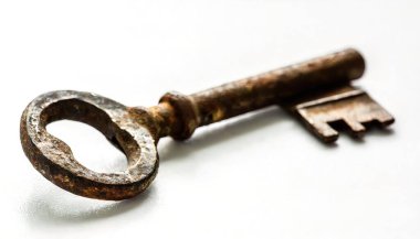 Eski paslı Demir İskelet Anahtar Konsepti güvenlik, seçim, arama vs. Antika Retro tarzı. Beyaz arkaplanda izole