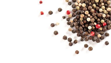 Karabiber - Piper nigrum - genellikle kurutulmuş ve baharat ve baharat olarak kullanılan karabiber meyveleri için yetiştirilir. Kopya alanı ile beyaz arkaplanda izole