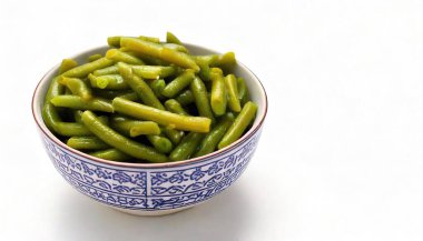 Bir kase haşlanmış yeşil fasulye taze, konserve ve dondurulmuş olarak satılır. Çiğ ya da buharda yenebilir, kaynatılabilir, kızartabilir ya da pişirilebilir. Kopya alanı ile beyaz arkaplanda izole