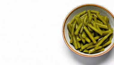 Bir kase haşlanmış yeşil fasulye taze, konserve ve dondurulmuş olarak satılır. Çiğ ya da buharda yenebilir, kaynatılabilir, kızartabilir ya da pişirilebilir. Kopya alanı ile beyaz arkaplanda izole