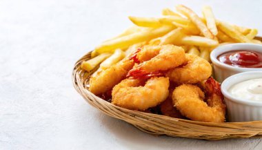 Kızarmış karides sepeti ve patates kızartması ve bir ya da daha fazla sos, kokteyl ya da tartar sosu ve ketçap gibi. Deniz ürünleri restoranının zımbası. Beyaz arkaplanda izole
