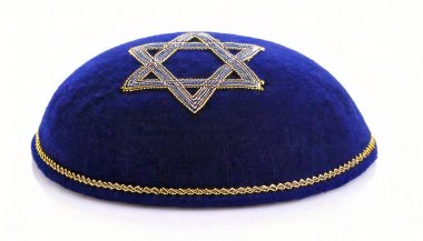 kippah, kippah, yamaka, bullcap, veya koppel, genellikle ortodoks Yahudi erkekler tarafından giyilen ve kumaştan yapılmış bir şapkadır. Beyaz arka planda izole edilmiş. El yapımı.