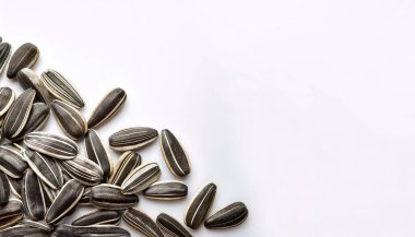 Çizgili siyah ve beyaz ayçiçeği tohumu -Helianthus annuus - yaygın olarak kullanılan üç tür ayçiçeği tohumu vardır: linoleik (en yaygın), yüksek oleik ve ayçiçeği yağı tohumu. Beyazda izole edilmiş