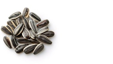 Çizgili siyah ve beyaz ayçiçeği tohumu -Helianthus annuus - yaygın olarak kullanılan üç tür ayçiçeği tohumu vardır: linoleik (en yaygın), yüksek oleik ve ayçiçeği yağı tohumu. Beyazda izole edilmiş