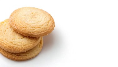 Şekerli kurabiye veya şekerli bisküvi, ana bileşenler şeker, un, tereyağı, yumurta, vanilya ve kabartma tozu veya kabartma tozu. Kopya alanı ile beyaz arkaplanda izole