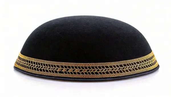 kippah, kippah, yamaka, bullcap, veya koppel, genellikle ortodoks Yahudi erkekler tarafından giyilen ve kumaştan yapılmış bir şapkadır. Beyaz arka planda izole edilmiş. El yapımı.