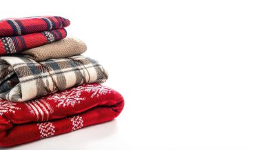 Sonbahar ılık ekoseli battaniyeleri toprak tonlu turuncu doğa renkleri mevsim değişimi ve serin hava için düşen yapraklar. Kopya alanı ile beyaz arkaplanda izole