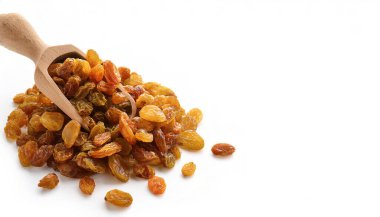 Kuru üzüm, kuru üzümdür. Kuru üzümler dünyanın birçok bölgesinde üretilir ve çiğ yenebilir veya pişirme, pişirme ve demleme için kullanılabilir, beyaz arka planda fotokopi alanı ile izole edilebilir. sarı tür