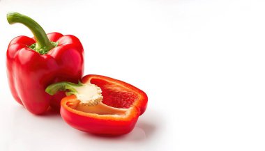 kırmızı dolma biber - Capsicum annuum - taze taze lezzetli ve botanik meyveler ve birçok yemeğin malzemesi olarak kullanılan mutfak sebzeleridir. Kopya alanı ile beyaz arkaplanda izole