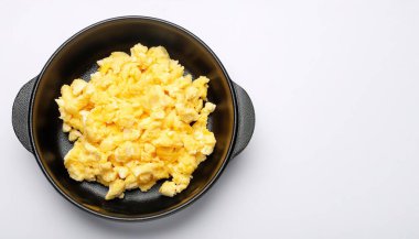 Çırpılmış yumurta, tavuk yumurtasından yapılır. Genellikle tuz, tereyağı, yağ, biber ile karıştırılır, kırbaçlanır ya da dövülür ve kaymak haline getirilir. Kopyalama alanı olan beyaz üzerine izole edilmiş