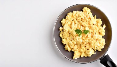 Çırpılmış yumurta, tavuk yumurtasından yapılır. Genellikle tuz, tereyağı, yağ, biber ile karıştırılır, kırbaçlanır ya da dövülür ve kaymak haline getirilir. Kopyalama alanı olan beyaz üzerine izole edilmiş