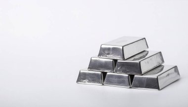 Bir yığın gümüş külçe. Düz, dikdörtgen şeklindeki gümüş külçeler onları bir ev kasasında, bir bankada kiralık kasa olarak saklamak için ideal hale getiriyor. Kopya alanı ile beyaz arkaplanda izole