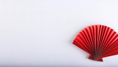 Kağıt origami kavramı deniz tarağı yumuşakçaları. Kırmızı renk. Hafta sonu sanat ve zanaat eğlencesi için çocuklar için basit bir başlangıç zanaatı. Kopyalama alanı olan beyaz bir arkaplanda izole edilmiş