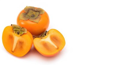 Turuncu Kaki hurması, Diospyros cinsindeki birçok ağaç türünün yenilebilir meyvesidir. Kopya alanı ile beyaz arkaplanda izole