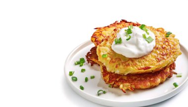 Patates krepleri sığ rendelenmiş ya da patates, hamur yemeği, un ve yumurta ya da elma püresi gibi rendelenmiş sarımsak ya da soğan ve ekşi krema, süzme peynir aromalı bağlayıcı bir malzemedir.