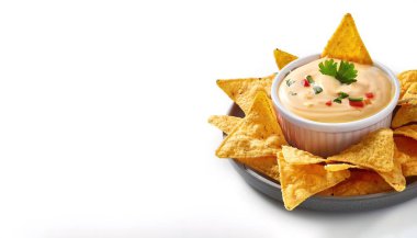 Chile con queso, genellikle Tex Mex restoranlarında tortilla cipslerine sos olarak servis edilen bir eritilmiş peynir ve biber mezesidir. Kopya alanı ile beyaz arkaplanda izole