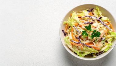 Cole lahana salatası, genellikle salata soslu ya da baharatlı, genellikle vinaigrette ya da mayonezli ince dilimlenmiş çiğ lahanadan oluşan bir meze. Kopya alanı ile beyaz arkaplanda izole