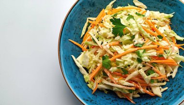 Cole lahana salatası, genellikle salata soslu ya da baharatlı, genellikle vinaigrette ya da mayonezli ince dilimlenmiş çiğ lahanadan oluşan bir meze. Kopya alanı ile beyaz arkaplanda izole