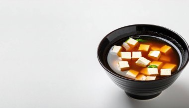 Miso Japon çorbası miso macunu ile Dashi stoğunun karışımı. İsteğe bağlı malzemeler: wakame, tofu, negi, abura çağı, mantarlar. Asya restoranlarında popüler aperatifler. Beyazda izole edilmiş