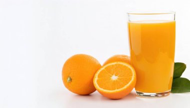 Taze sıkılmış portakal suyu ya da bol miktarda C vitamini, meyve suyu parçalı folik asit ya da hamuru vardır. Kopya alanı olan beyaz bir arkaplanda izole edilmiş. Kan, göbek, Valencia, mandalina veya mandalina