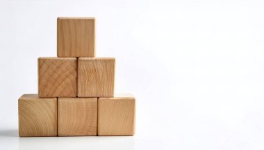 Ahşap blok piramidi yığılmış. Bebek oyunu için kereste yüzeyi olan 3 boyutlu tahta blok, okul kulesi oyun alfabe eğitimi, tahta küp kare tuğla. Beyaz arkaplanda izole