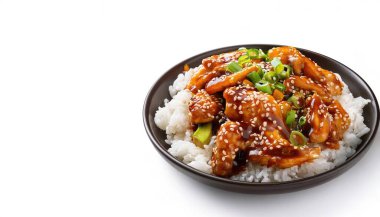 General Tso tavuğu, kahverengi ya da beyaz pirinçli, yeşil sebzeli ve bazen susam tohumu serpiştirilmiş tatlı ve baharatlı bir kızarmış tavuktur. Beyaz arkaplanda izole