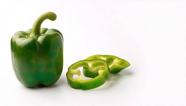 Tatlı yeşil dolma biber, mango. Bitkinin kümülatörleri kırmızı, sarı, turuncu, yeşil, beyaz, çikolata, çizgili şeker kamışı ve mor gibi farklı renkte meyveler üretir. beyaz üzerine izole