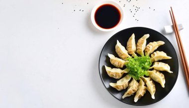 Gyoza, Çin mantısı ve jiyaozi 'nin Japon versiyonu olup bir hamur parçasına sarılmış et ya da sebze dolgusu içerir ve kenarlarını birbirine bastırarak mühürlenir.