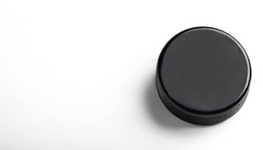 Hokey diski, çeşitli spor ve oyunlarda kullanılan açık ya da kapalı bir disktir ve daha dikkat çekici olan kısa silindirli bir buz hokeyi oyunudur. Kopya alanı ile beyaz arkaplanda izole.