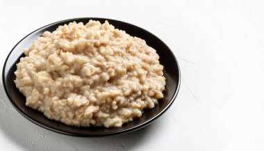 Bir kase yulaf ezmesi ya da yulaf ezilmiş ya da doğranmış nişasta bitkilerinin ısıtma ya da kaynama ile yapılan bir yemektir. Tadı için sıklıkla bal, şeker, süt ve meyve eklenir..