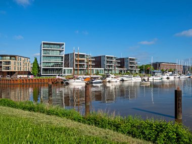 Stade, Lower Saxony, Almanya - 29 Mayıs 2021: Hanseatic şehrinin Stade kentindeki Schwinge nehri üzerindeki modern konut binaları ve marina