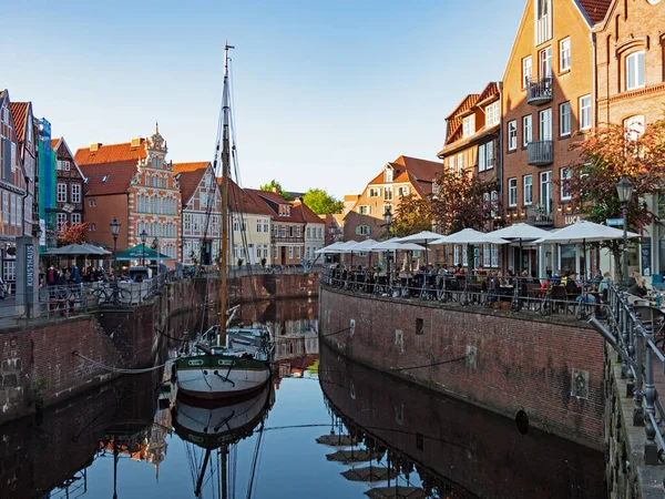 ステード ニーダーザクセン州 ドイツ 2021年5月29日 ステードの旧市街にあるハンセック港の歴史的家屋や帆船 — ストック写真