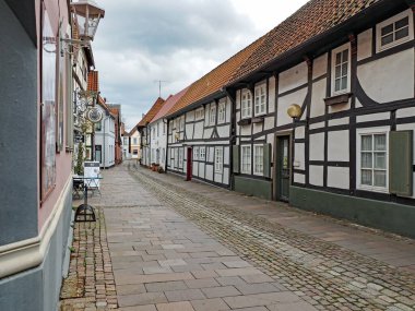 Nienburg, Aşağı Saksonya, Almanya - 05 Şubat 2022: Weser Nehri kıyısındaki Nienburg kasabasındaki tarihi yarı keresteli evler