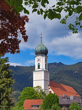 Oberammergau, Bavyera, Almanya 'daki Katolik kilisesi Aziz Peter ve Paul' un kulesinin manzarası