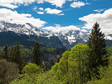 Almanya 'nın Bavyera Alpleri' ndeki Wetterstein Dağları manzarası