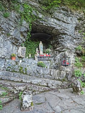 Farchant, Bavyera, Almanya - 01 Haziran 2019: Yukarı Bavyera 'daki Farchant' da Lourdes Grotto manzarası.